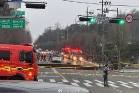 韩国首尔一道路地面塌陷 致一死一伤图片
