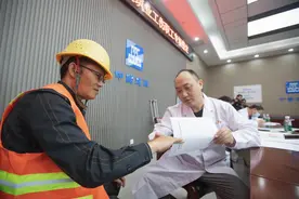 让农民工享零距离劳动能力鉴定，丰台区人社局把鉴定室搬进工地图片