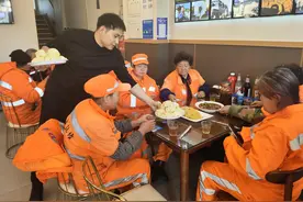 爱心汇聚温暖“城市美容师”图片
