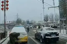 司机故意用雪遮挡号牌？沈阳交警：扣9分、罚款200元！图片