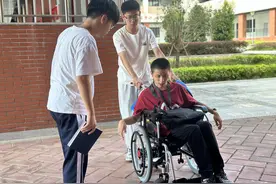 轮椅少年的大学首月：温暖充实 收获全方位关爱图片