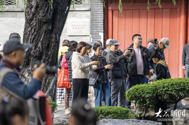 “月牙飞瀑”引来围观，游人踏水赏泉