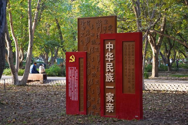组图丨武威：草木间立精神 园景中润人心