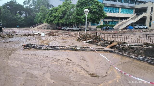 直击遭遇强降雨的广东肇庆学院