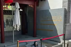 瘆人！井里冒出一个头？图片