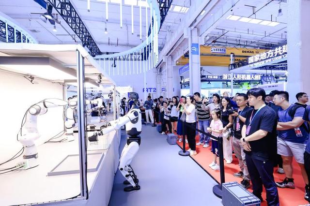 多项具身智能核心成果发布 加速迈向产业实用丨机器人发展看北京