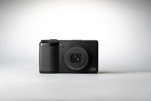 哈苏推出X2D II相机和变焦镜头35-100E｜Insta360发布GO Ultra｜理光发布GR IV和GF-2闪光灯
