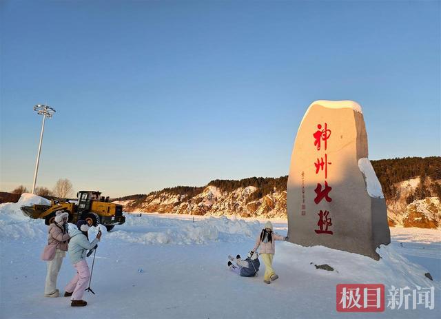记者实探冬季漠河北极村：随身携带的饮用水冻成冰块，“最北”元素吸引游客打卡
