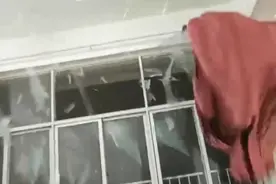 受暴雨影响，江西一高校教室玻璃爆裂，校方：个别学生被割伤，已进行安全排查图片