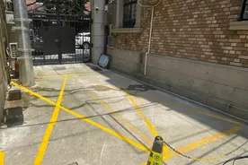 移走车辆 划设黄线 老小区增设消防通道图片