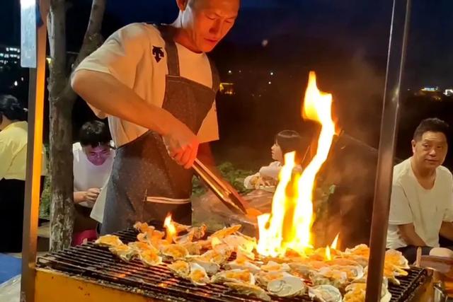 鲁甸夜市：入秋了 鲁甸的夜市依然很“野”