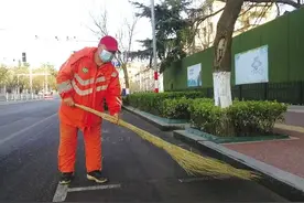 ​一个书包折射城市的温暖图片
