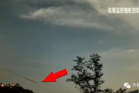 夜空惊现不明飞行物，急速坠落地面！图片