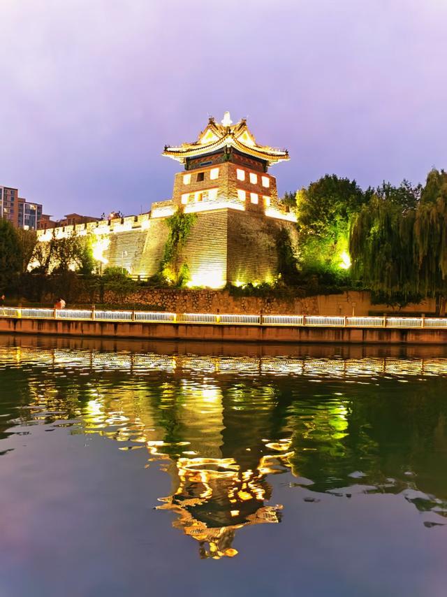 京城入夜流光溢彩，处处美景温柔醉人