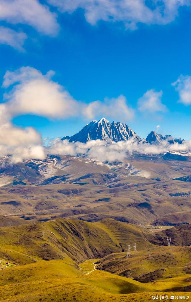 朵朵流云轻拥峰峦，雅拉雪山诗意满满