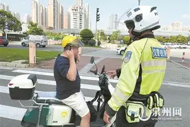 骑车未戴头盔 交警短信提醒图片