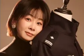 新疆警嫂晒与亡夫警服合影看哭网友：一等功勋章是他用生命换回的荣耀图片