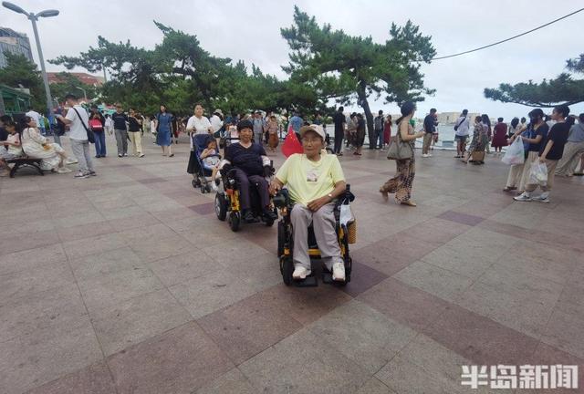 青岛故事丨轮椅驶向栈桥，婴儿车畅行奥帆！特殊群体为“无碍”探路