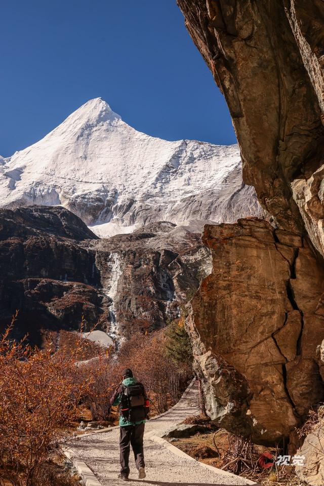 C视觉·C位追山⑨丨每一张都是手机屏保 隔屏仰望亚丁三大雪山