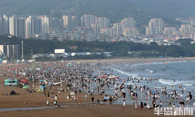 闷热天，浴场纳凉