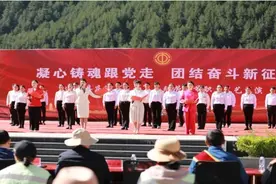迭部：举行庆“五一”国际劳动节职工文艺汇演图片