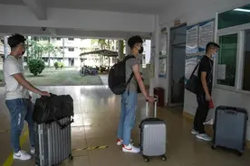 高校不安排住宿，其实是个大趋势 | 新京报快评图片