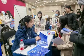 中国人民大学举办春季女大学生专场招聘会，一对一简历指导受欢迎图片