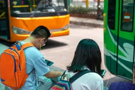 公交站座椅只能坐“半个屁股”？网友：这不是添堵么！图片