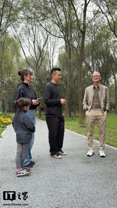 苹果 CEO 库克现身北京，同开发者散步聊天
