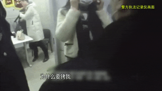 上海地铁一男子被打10个耳光不还手！还手算互殴成历史	，新规不再和稀泥！正当防卫3要件→