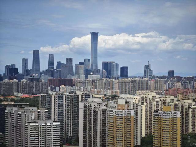 远眺北京天际线美景，白云蓝天下，天坛和天安门同框！