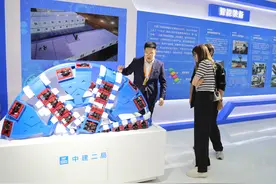 国内首个工业级盾构滚刀智能换刀机器人亮相服贸会图片