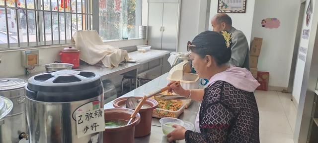 避暑指南 | 暖到心底！曲靖白石江幸福食堂，藏着避暑旅居客的烟火温情