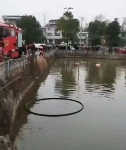 江西一幼儿园园长驾车载多名幼儿落水，致8人死亡，知情人称女园长做事很认真，驾车技术也好，园内有两辆19座校车；园长丈夫配合调查中