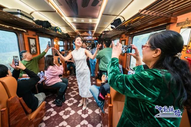 首次载客运行！12306可购票！旅客：上车像穿越