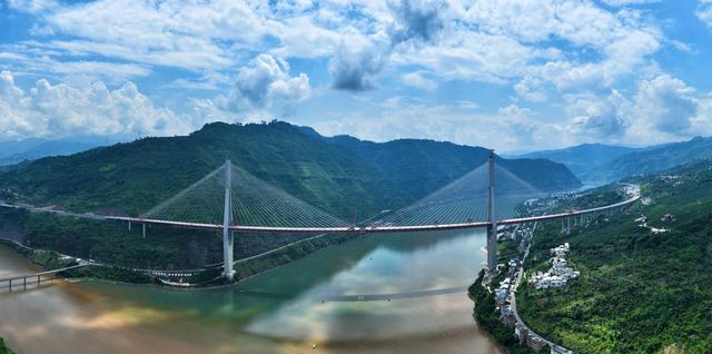 钢材用量相当于三座埃菲尔铁塔 这座山区里的大桥主体如何实现毫米级拼接？