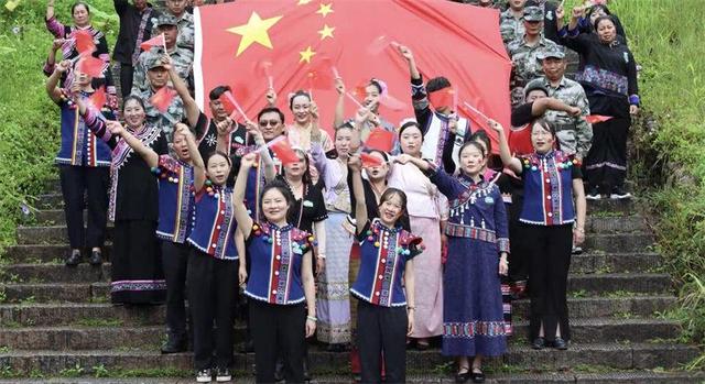青绿执笔千万卷，颂礼山河一片心——湄公河旅游举行升旗仪式共庆祖国华诞