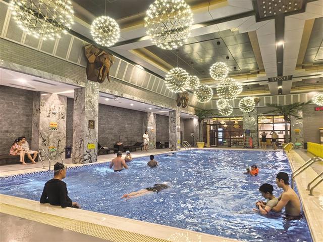 告别“特种兵” 拥抱“慢生活” 徒步赏景、温泉养生、美食欢聚等“城市微度假”正悄然兴起