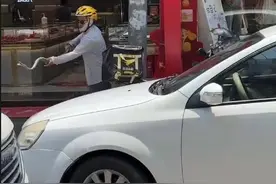 外卖小哥送餐路上徒手抓蛇，当事人：曾做过保安，蛇无毒被其咬伤手背图片