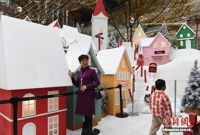 重庆一商圈打造“雪山小镇” 游人邂逅浪漫冬日“雪景”