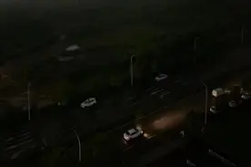 长沙电闪雷鸣，狂风暴雨！网友：中午12点多，天黑了！图片