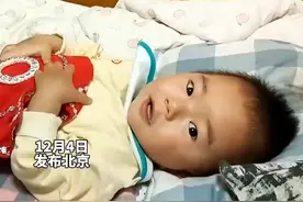穿尿不湿的萌娃躺着转手帕得心应手震撼网友，网友:有道是台上一分钟台下十年功，这又该作何解释？图片