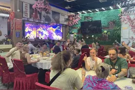 俄罗斯人挤爆三亚！当地餐馆：他们喜欢东北锅包肉，员工会说俄语图片