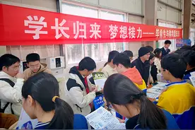 桂电中学2023届优秀毕业生回母校分享学习经验图片