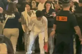 法国巴黎街头，男星王一博这一举动引网友怒赞！图片