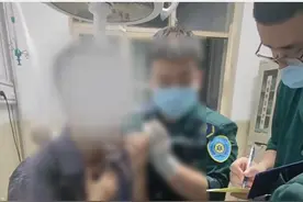 小伙脖子上被扎了多根烧烤签，上面还有烤肉！急救人员：一人扔出签子时扎进另一人脖子图片