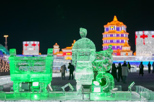 璀璨冰雕闪耀哈尔滨冰雪大世界