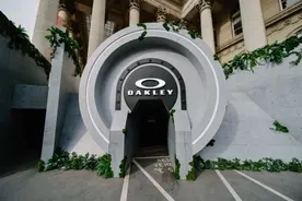 OAKLEY中国首店落地杭州，母公司收购Supreme加码运动潮流图片
