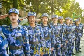 颜值与实力并存 新生军训现场秀舞艺图片