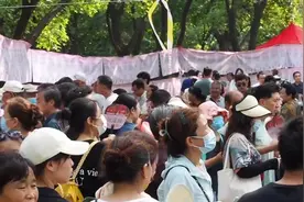 开幕即高潮！七夕千佛山相亲大会现场人声鼎沸太欢乐图片